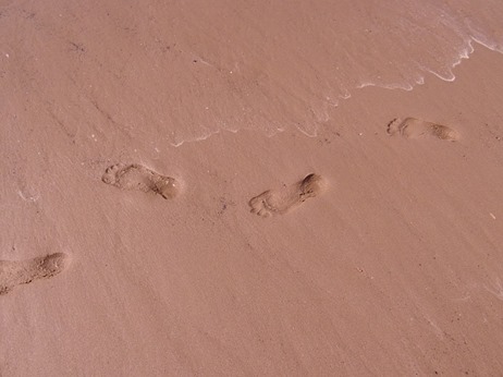 footprints-261397_640